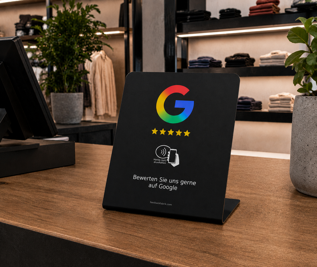 NFC-Aufsteller für Google Bewertungen an Kassentheke eines Klamottenladens